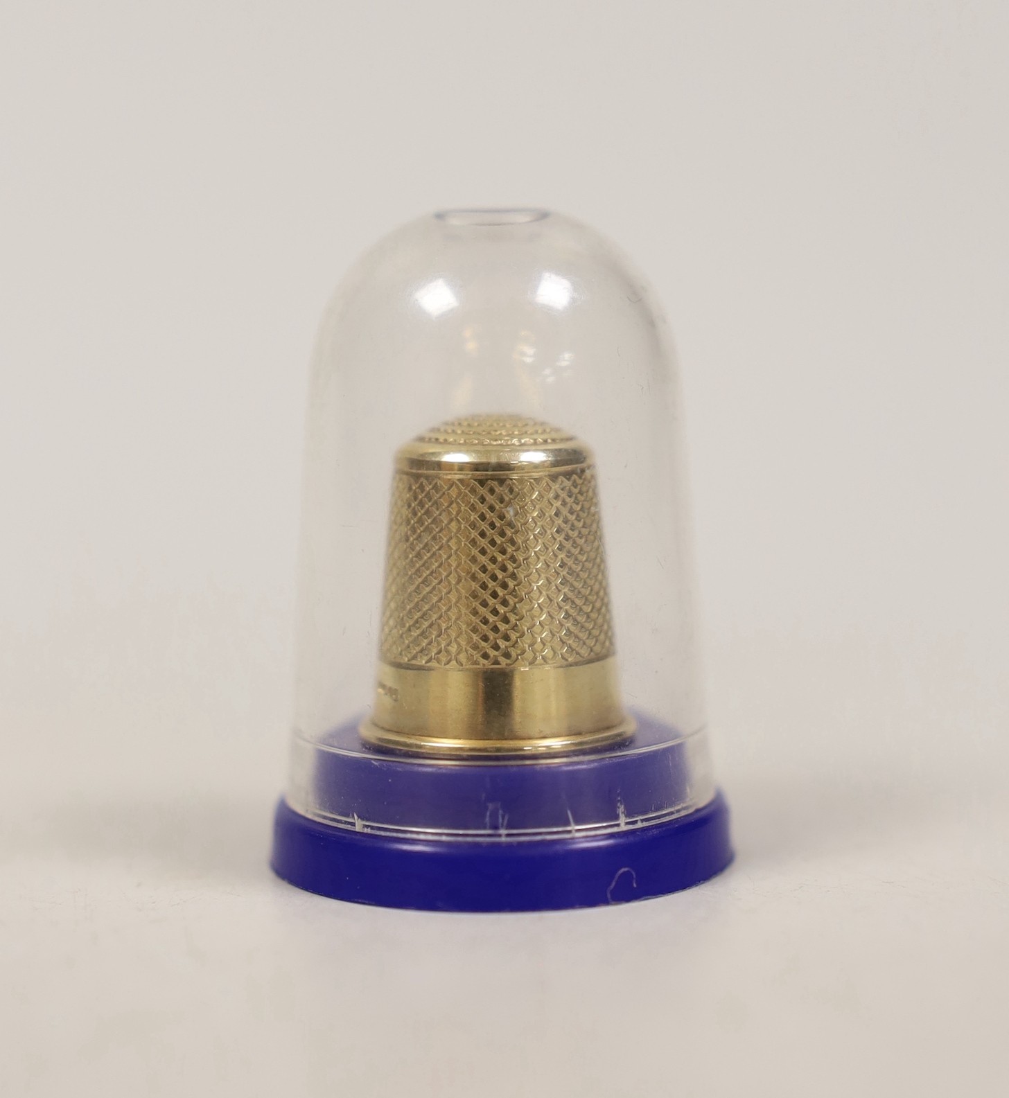 A modern 9ct gold thimble, 22mm